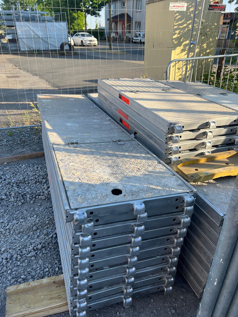 U-Alu-Durchstieg mit Aluminiumbelag, 0,61 m breit 2,57m Breite Original Layher - gebraucht - Leitergang MyScuff