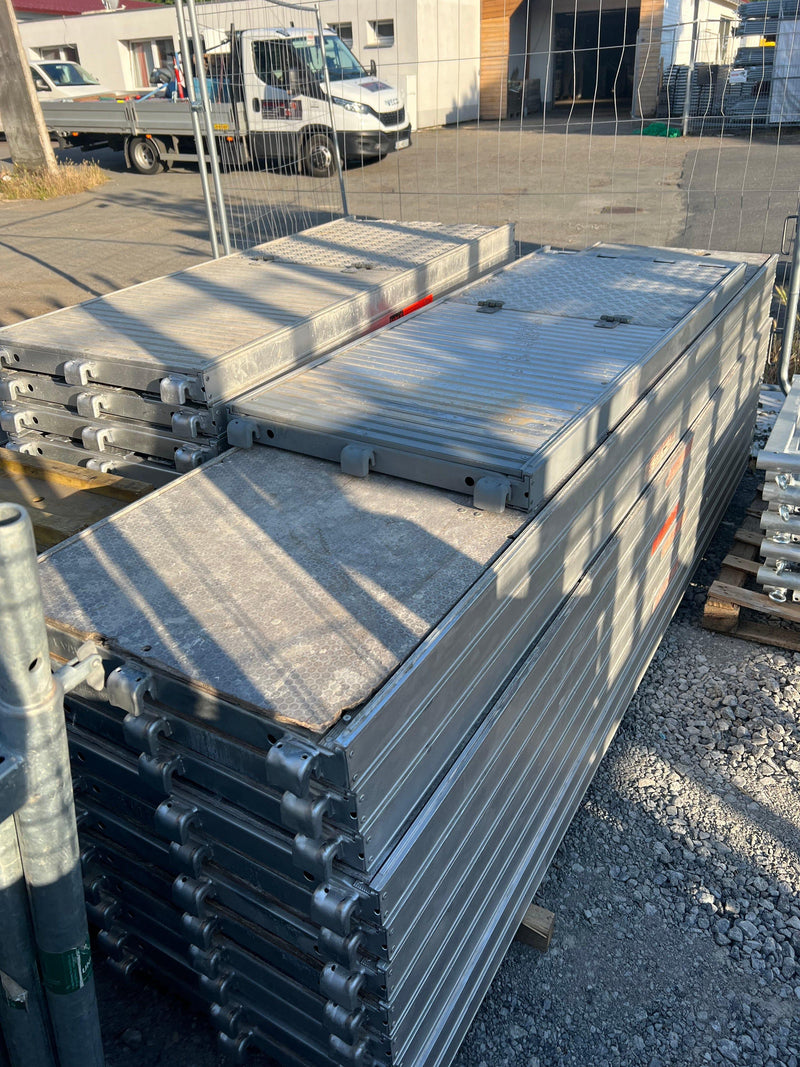 U-Alu Durchstieg Robustboden mit Sperrholzbelag mit Leiter, 0,61 m breit 2,57m Breite Original Layher - gebraucht - Leitergang MyScuff