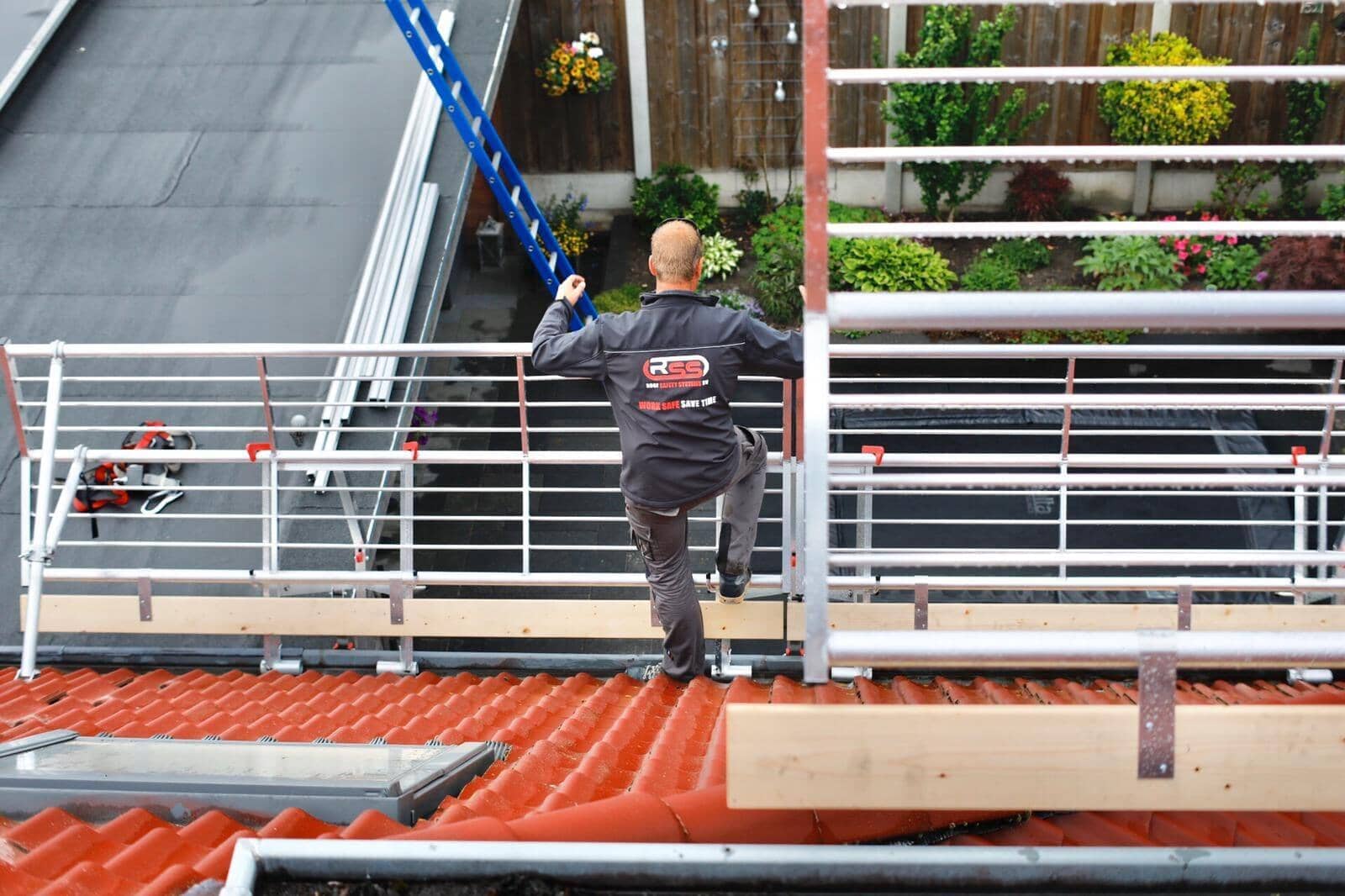 Warum ein Gerüst für den Aufbau von Solar- und PV-Anlagen unerlässlich ist