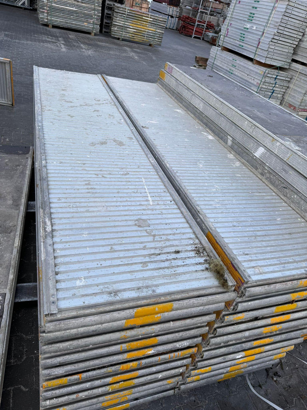 Vollaluboden Für Gerüst – 2,57 M X 0,61 M, Alu Protec Von Altrad Assco – Made In Germany, U-Auflage, Bis Lastklasse 5